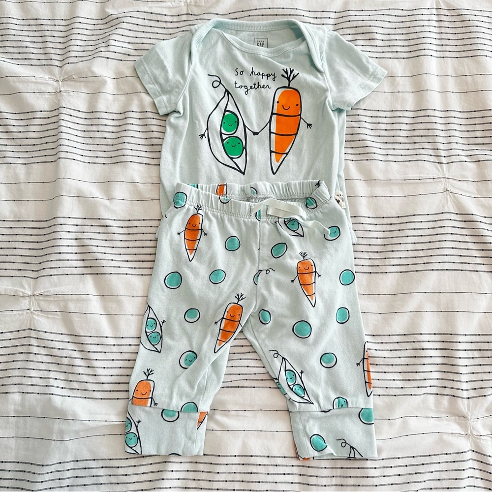 GAP BABY PEAS AND CARROTS ORGANIC COTTON ONESIE AND PANT SET SIZE 3 TO 6 MONTHS